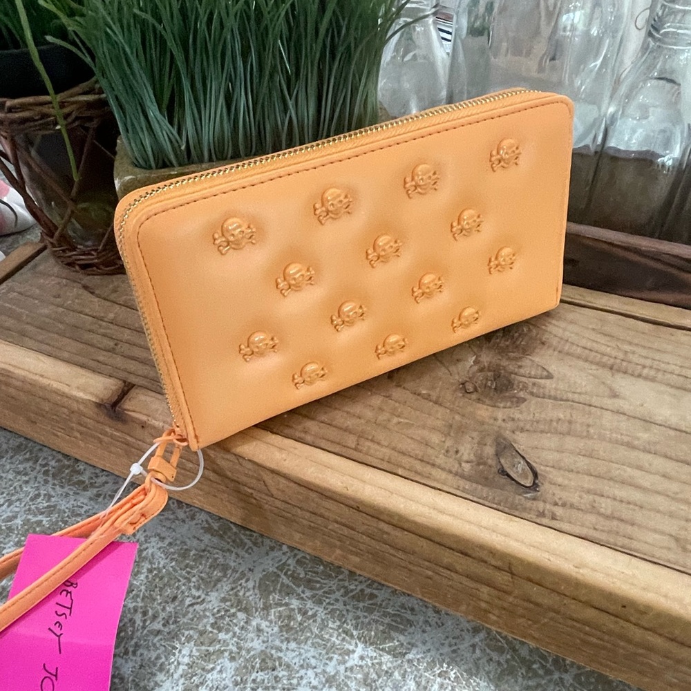 Betsey Johnson 2024 “ELECTRIC ORANGE” MANY SKULLS “ WRISTLET /WALLET